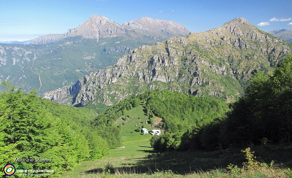 22 Piani d'Erna. Si sbuca alla sommità delle ex piste da sci..JPG